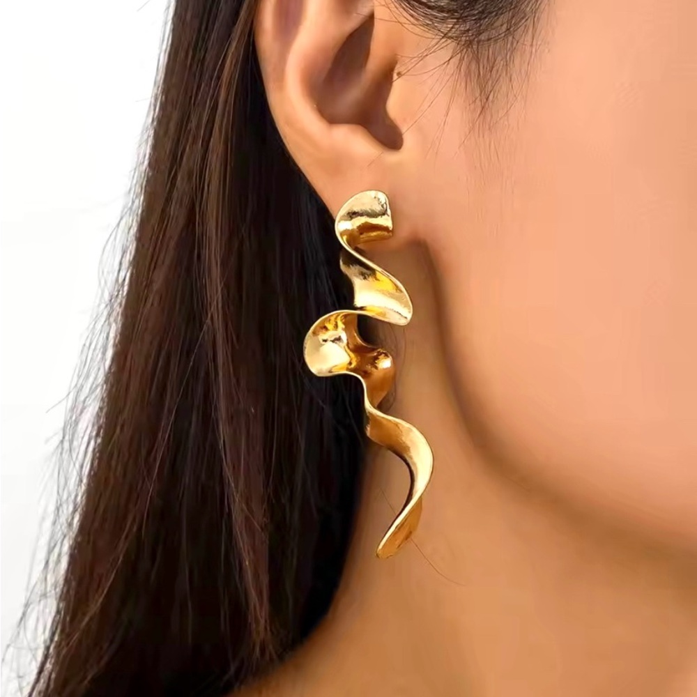 NEW Earrings Gold Wavy Curly Ribbon Crumpled Molten Metal 3” Drop Statement AP09